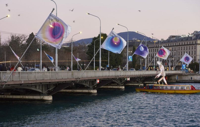 photo des drapeaux sur le pont du mont blanc a genève. un exmple de la Communication visuelle du Geneva Lux